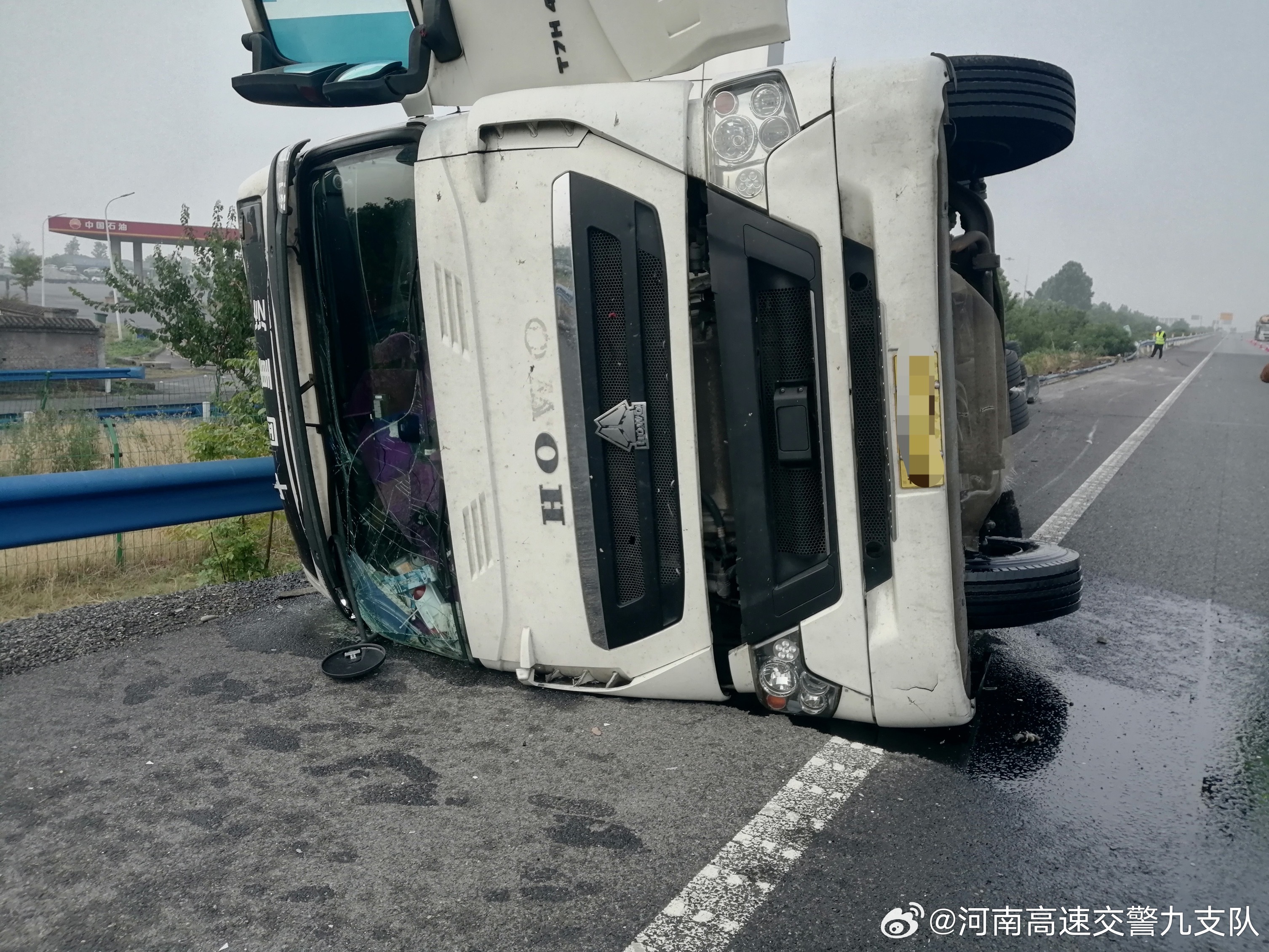 货车爆胎引发事故，小车遭遇惊险瞬间，车屁股失踪