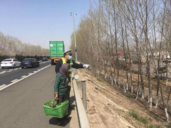 小区安全，轿车停消防通道需民警及时劝离的重要性