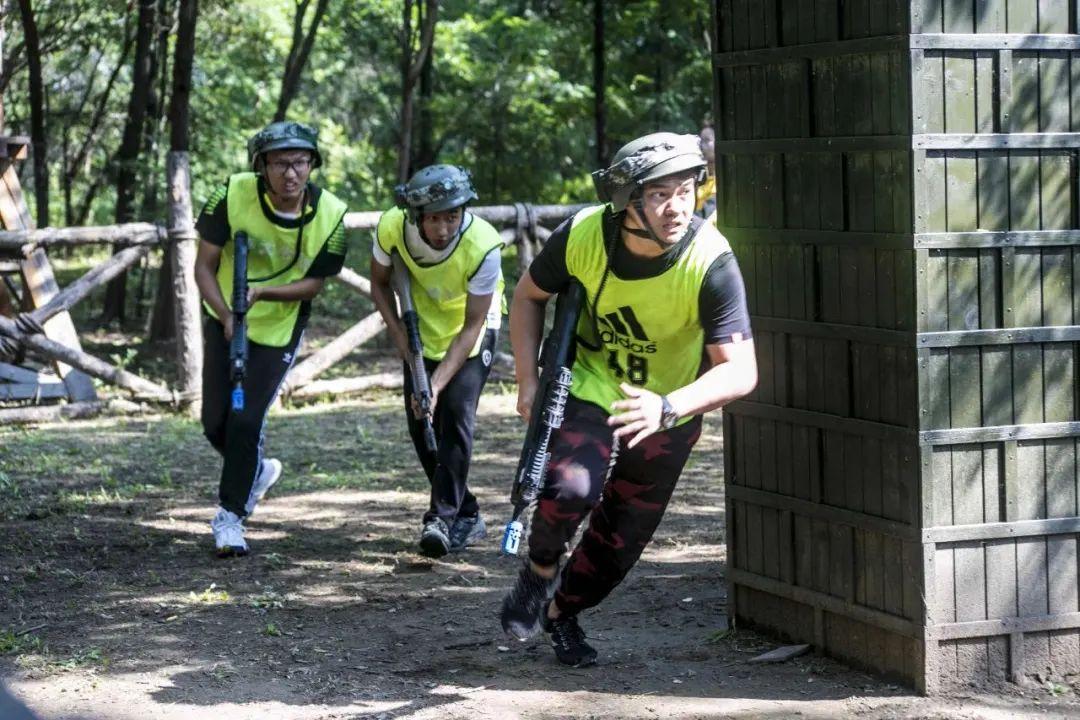 沈阳学校尝试新时代教育方式，真人CS对战列入小学四年级项目式学习