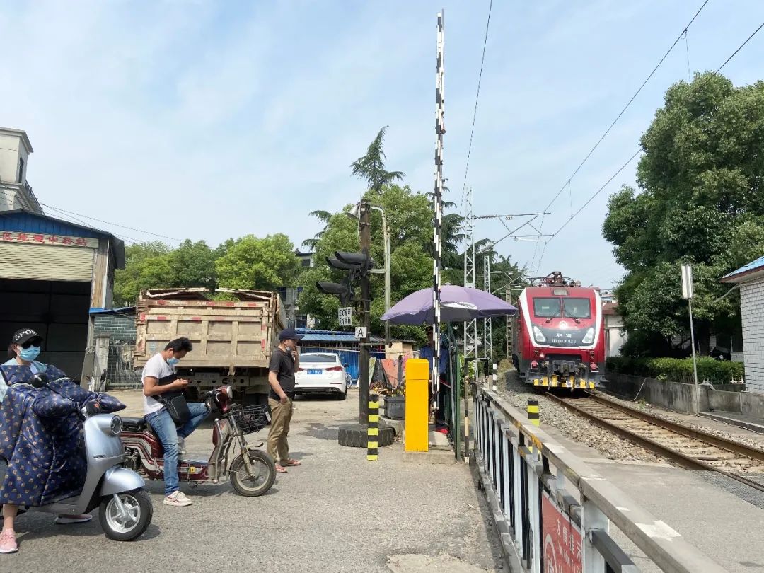 热心市民英勇拦停火车，成功避免马鞍山铁路安全隐患事件纪实