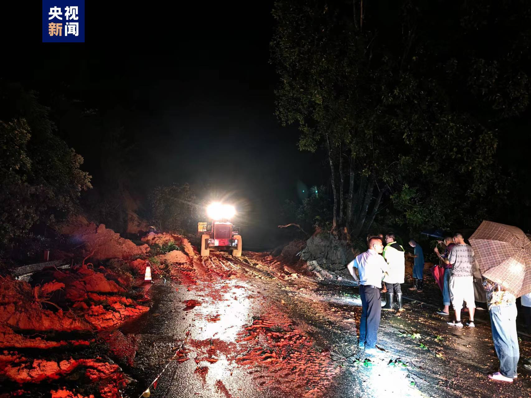 云南一村遭遇地面开裂危机，村民连夜紧急转移