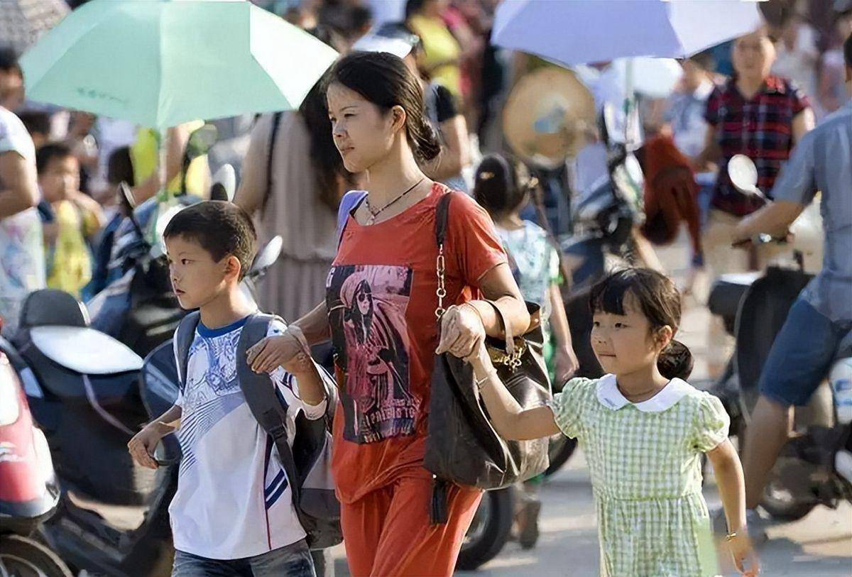 全职宝妈的日常，不梳妆打扮，接送孩子上下学，真的丢人吗？