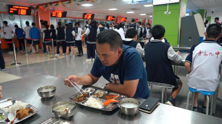 班主任决策与青春期挑战，15岁男生晚自习上厕所事件探讨