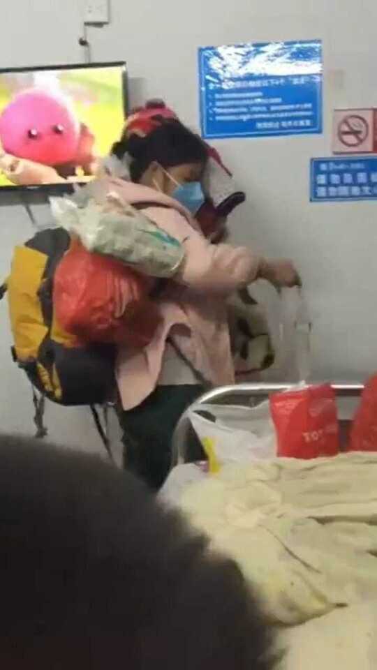 传统习俗与现代医疗交织下的女子坐月子，套塑料袋出院的背后故事