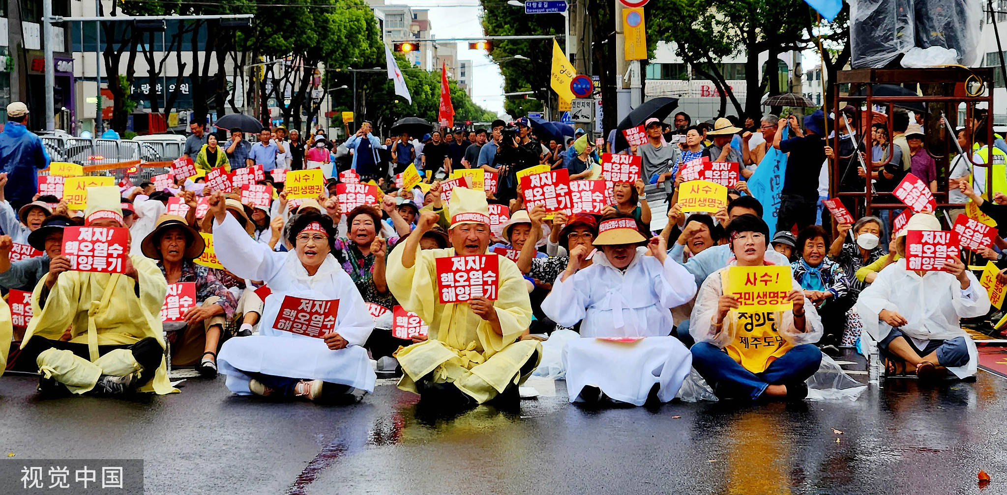 太阳的后裔街头哽咽喊冤，正义的呼唤与无声的悲歌