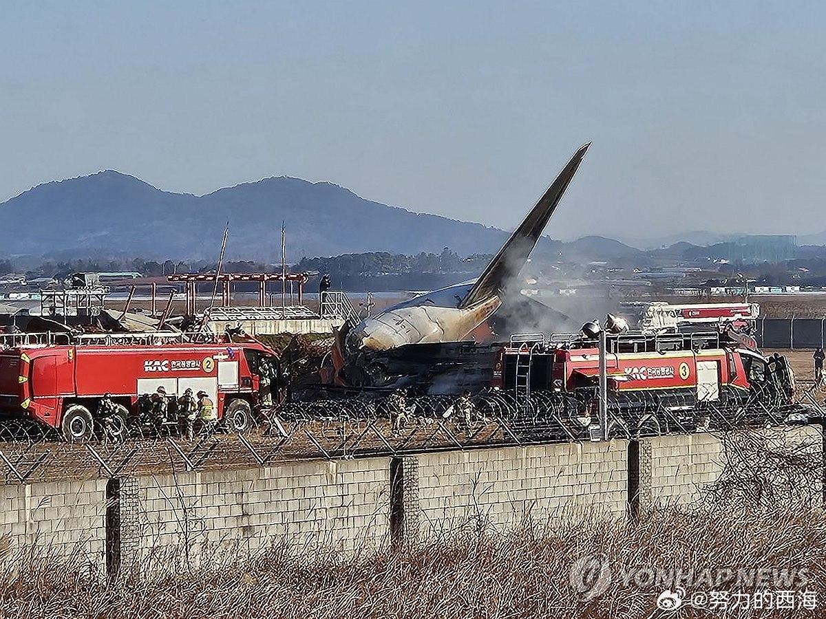 韩国客机起火现场画面纪实