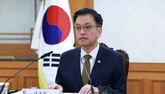 韩国新任代总统崔相穆政治风波下的权力审视