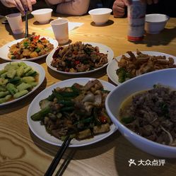 餐馆老板携羊与鸡赴震区，爱心烹饪温暖人心