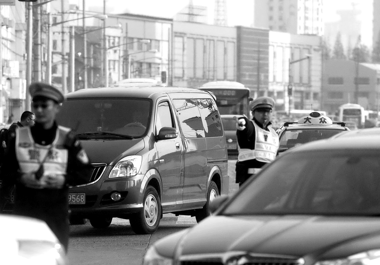 交警迅速处置，小车路上跳舞引拥堵，保障交通畅通无阻