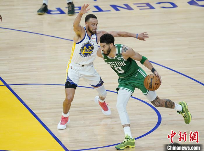 NBA 24-25赛季常规赛，凯尔特人狂胜勇士，库里得18分——精彩对决一触即发